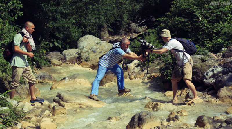 Кто людям помогает, тот тратит время зря?